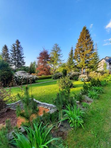 Taman di luar Dworek nad Potokiem