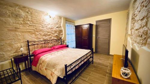 een slaapkamer met een groot bed met roze kussens bij CASA VACANZE LA GIOSTRA in Lettomanoppello
