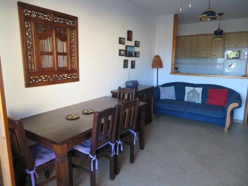 un soggiorno con tavolo e divano di La dorada 8 a Torroella de Montgrí