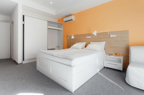 Кровать или кровати в номере Orange Hotel