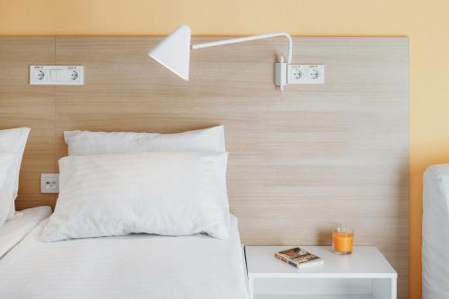 Кровать или кровати в номере Orange Hotel