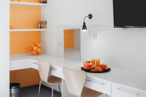 Телевизор и/или развлекательный центр в Orange Hotel