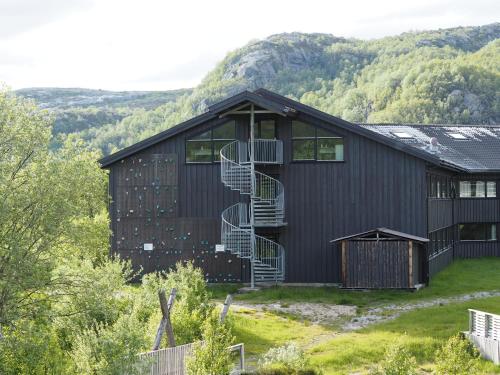 ein schwarzes Haus mit seitlicher Wendeltreppe in der Unterkunft Sirdal Høyfjellshotell in Fidjeland