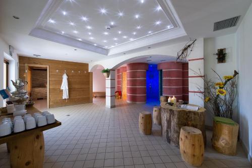 a large room with aasteryasteryasteryasteryasteryasteryasteryasteryasteryasteryastery at Hotel Gran Mugon in Vigo di Fassa