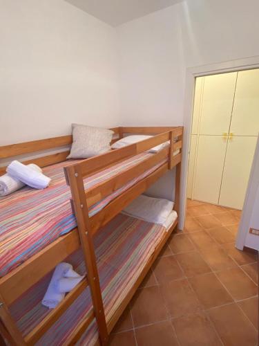 a bedroom with a bunk bed with towels on it at La casa al mare in Nerano