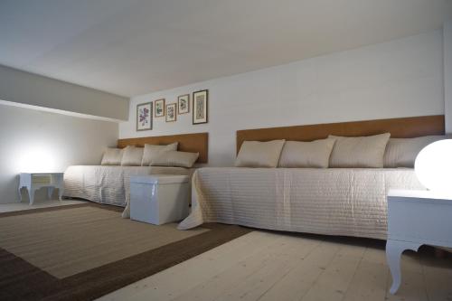 a bedroom with two beds and a table at Cevoli Country Resort in Lari
