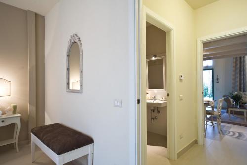 a room with a stool and a bathroom with a sink at Cevoli Country Resort in Lari