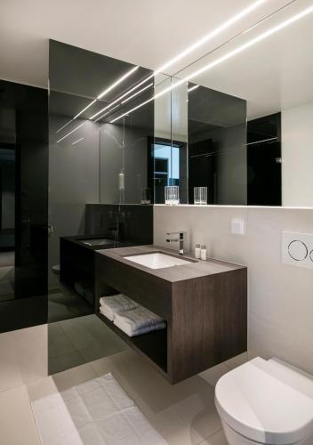 a bathroom with a sink and a toilet at Hotel Spitzerberg by b-smart in Hundsheim