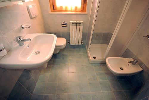 een badkamer met een wastafel, een toilet en een douche bij Residence Seaside in Tortoreto Lido