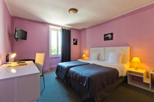 A bed or beds in a room at Logis Hotel restaurant de la Poste