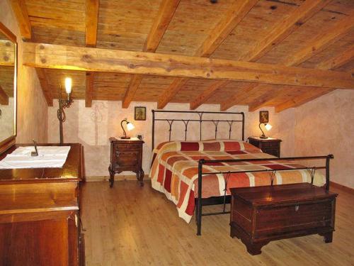 um quarto com uma cama e duas mesas de cabeceira em Haus Barbara em Novate Mezzola