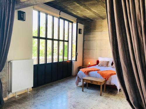 1 dormitorio con 2 camas y ventana grande en Coté Tiretaine en Orcines