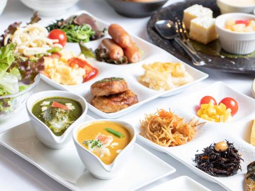 un plato de comida con diferentes tipos de comida en APA Hotel Shin Osaka Ekimae, en Osaka