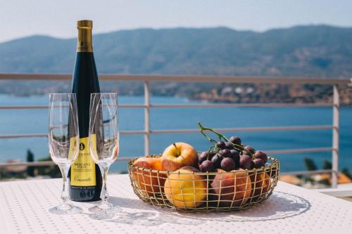 Galeriebild der Unterkunft Kalavria Luxury Suites - magnificent sea view of Poros in Poros