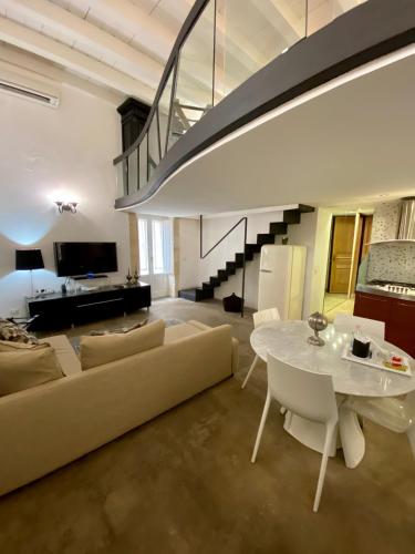 a living room with a couch and a table at La Via della Giudecca in Siracusa