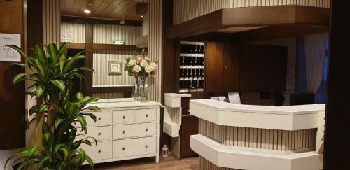 een wijnproeverij met witte meubels en bloemen bij Hotel Gaya in Bad Soden am Taunus