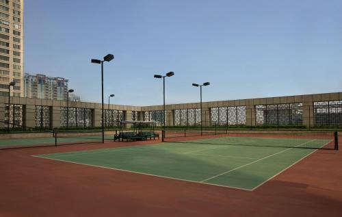 InterContinental Foshan by IHG - Free Shuttle Bus to Canton Fairの敷地内または近くにあるテニス施設またはスカッシュ施設
