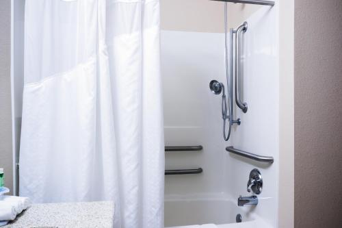 Ванная комната в Holiday Inn Express Hotel & Suites Acme-Traverse City by IHG