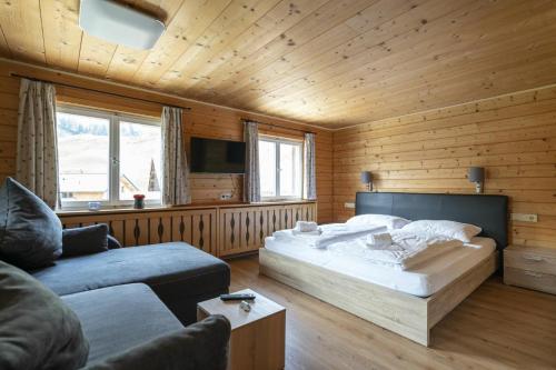 A bed or beds in a room at Bergwelt-M