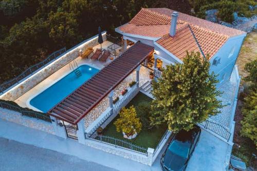 3 bedrooms villa with private pool jacuzzi and wifi at Zagvozd