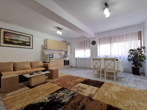 sala de estar con sofá y cocina en Cappuccino Apartment-Brilliant Apartments en Constanza