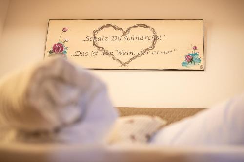 Weingarten & Appartement Auszeit with private Spaにあるベッド