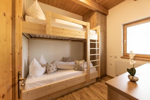 a bedroom with two bunk beds in a cabin at Weingarten & Appartement Auszeit - Therme Loipersdorf in Söchau