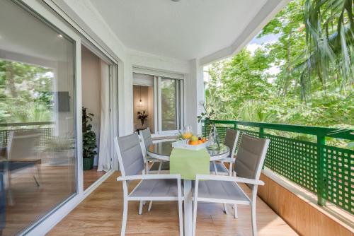 comedor con mesa y sillas en el balcón en Sur Suites Pauli, en Fuengirola