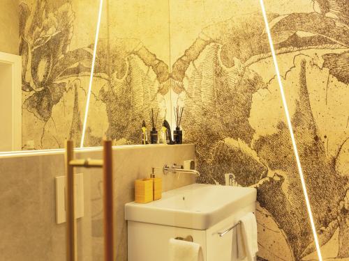 a bathroom with a toilet and a wall mural at Apartament Nadmorski z ogródkiem i sauną in Mechelinki