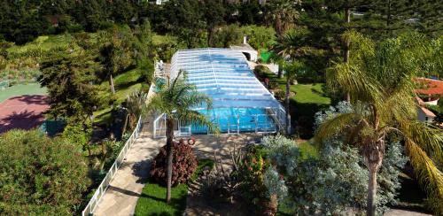 an overhead view of a swimming pool in a park at Parque Vacacional Eden in Puerto de la Cruz
