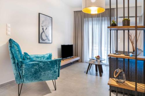 sala de estar con silla azul y TV en Suites 05-06 - Smart Cozy Suites - Large 2 bedroom, near Athens and metro, en Atenas