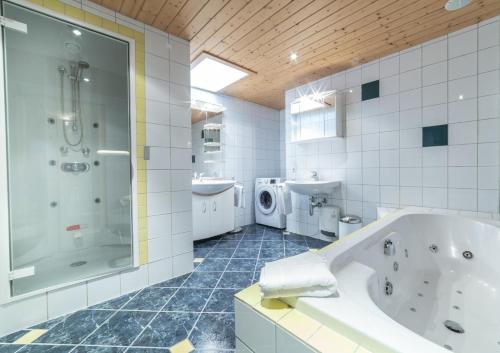 A bathroom at Bergwelt-M