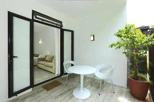 Posezení v ubytování Charming studio in Moka 40 m² with mountain view terrace