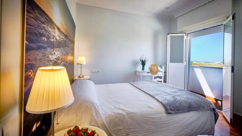 1 dormitorio con cama grande y ventana grande en Casa Reyes El Palmar, en El Palmar