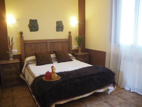 - une chambre avec un lit et une table dans l'établissement Villa Romana- hasta 24 personas, à Don Álvaro