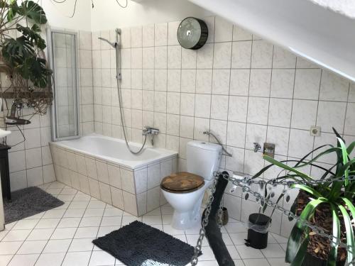 Ένα μπάνιο στο Stadtdschungel FeWo mit Balkon