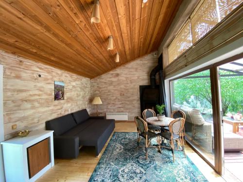 uma sala de estar com um sofá e uma mesa em Akmenos Villas & Bungalow em Bražuolė