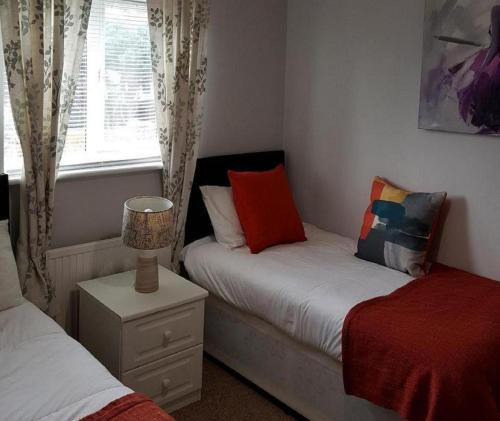 Ravenhill House - Huku Kwetu Luton & Dunstable Spacious 4 Bedroom Detached House -Free Parking-Field View-Affordable Group Accommodation - Business Travellers