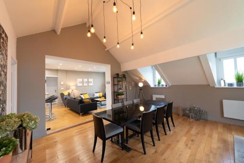 une salle à manger et un salon avec une table et des chaises dans l'établissement Maison à 2 pas du Port et du marché d'Etaples, à Étaples