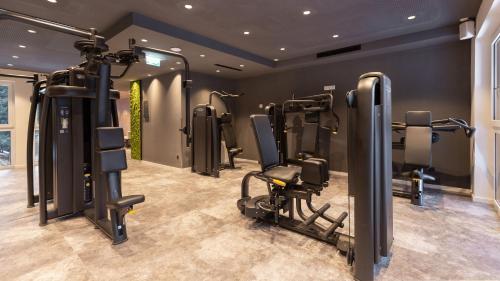 a gym with a bunch of exercise equipment in a room at Alpine Resort Sportalm in Sankt Leonhard im Pitztal