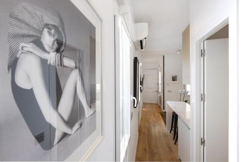 een badkamer met een foto van een vrouw aan de muur bij Latina Plaza in Madrid