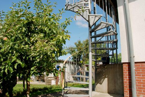 una escalera que conduce a un edificio con un árbol en Ferienwohnung Familie Schoenemann, en Patzig