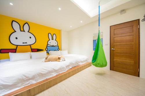 五結鄉的住宿－童宅度假屋，卧室配有一张壁挂有兔子的床铺