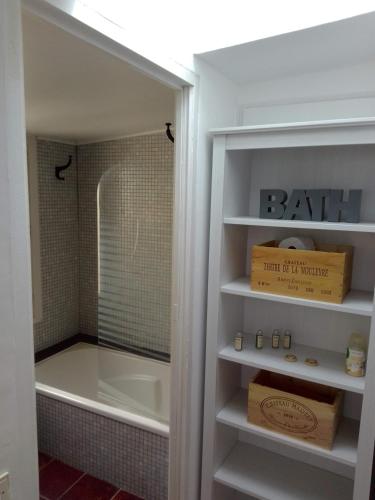 La salle de bains est pourvue d'une douche à l'italienne et d'une baignoire. dans l'établissement Les chemins de la Cité Chambre ou appartement, à Carcassonne