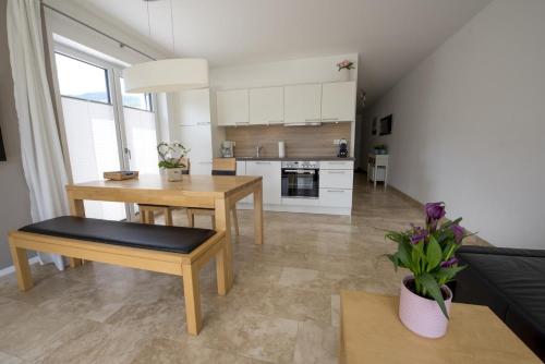 a kitchen and living room with a table and a dining room at Ferienwohnungen Ebenzweier in Altmünster