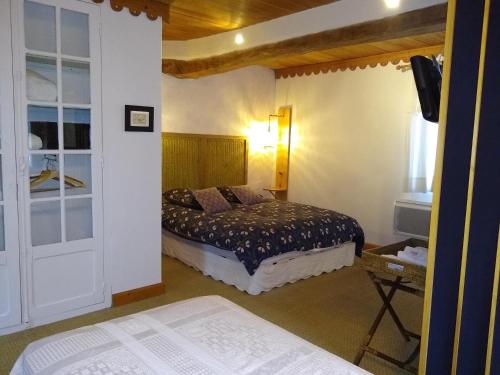a bedroom with a bed in a room with a window at Maison Basta in Orthevielle