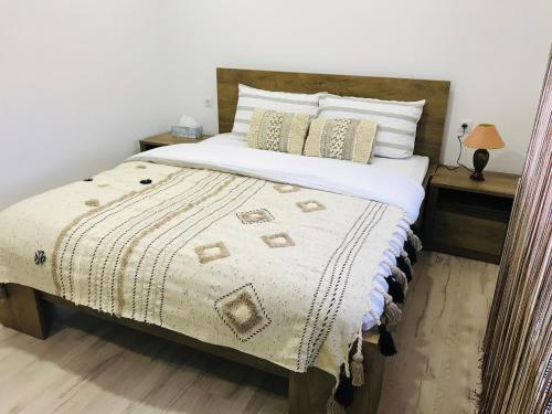 um quarto com uma cama grande e uma cabeceira em madeira em Comfy apartment em Carei