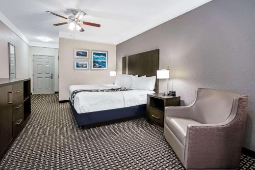 Una cama o camas en una habitación de La Quinta by Wyndham Conroe