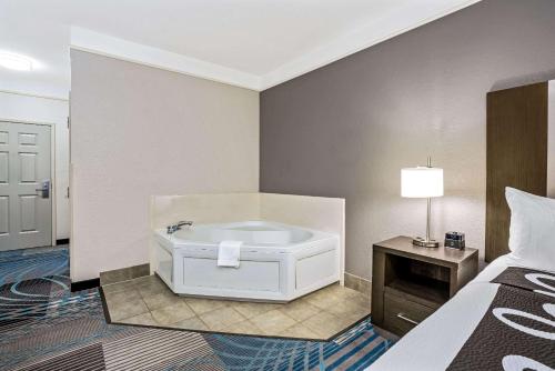 Una cama o camas en una habitación de La Quinta by Wyndham Conroe