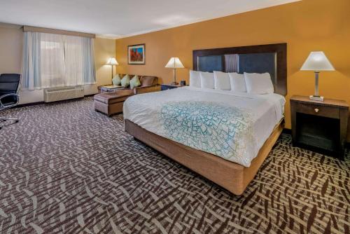 A bed or beds in a room at La Quinta by Wyndham Moab